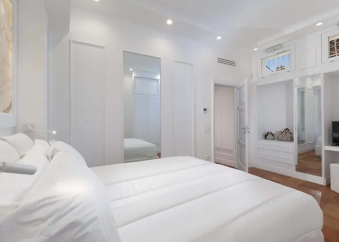 - The Square Penthouse Σπίτι διακοπών