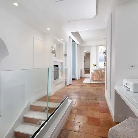 - The Square Penthouse Hébergement de vacances *